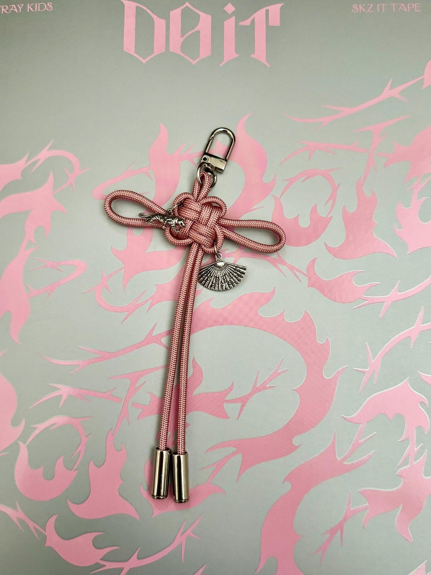 Stray Kids Do It Lucky Knot Keychain - Silver