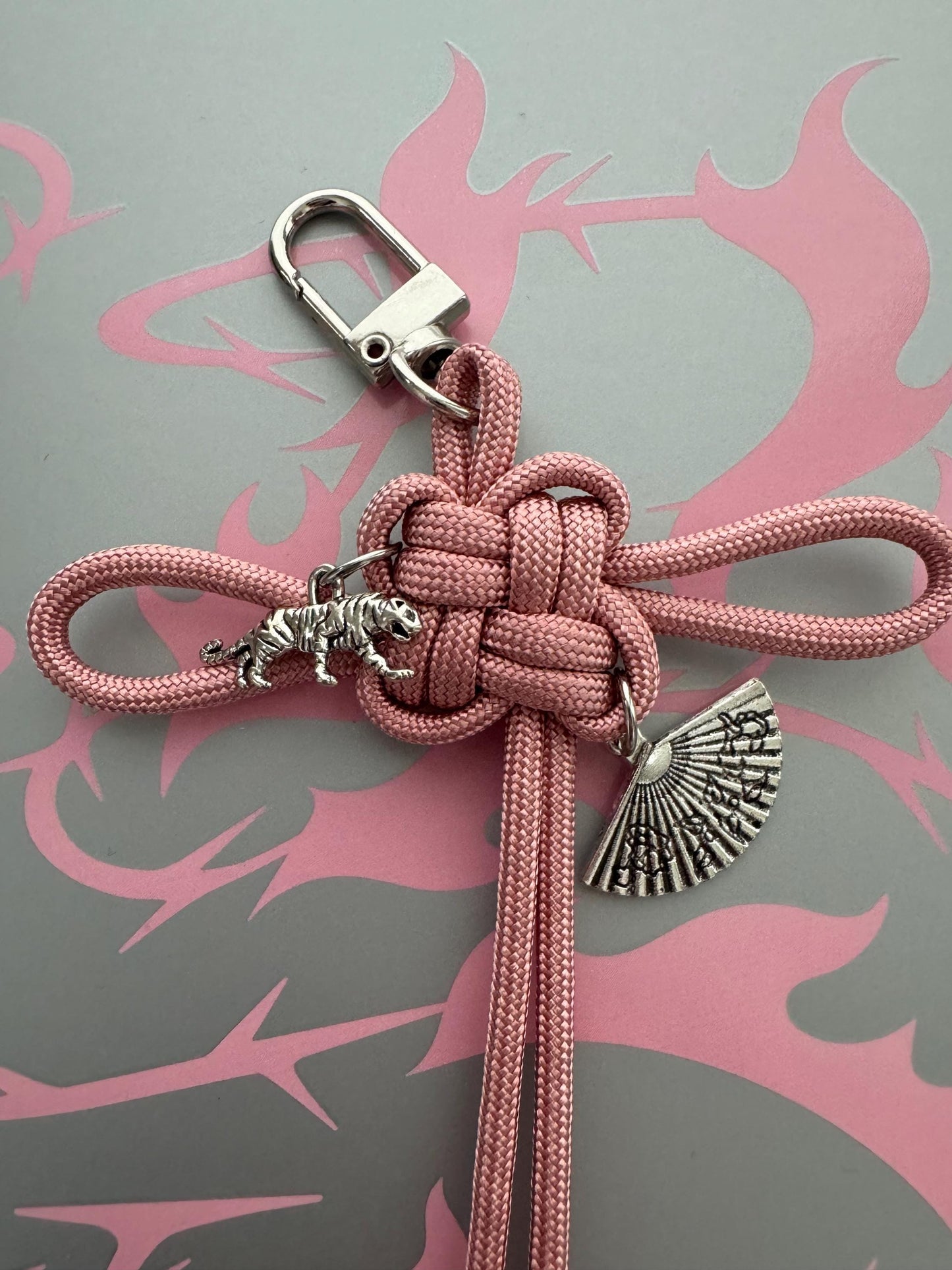 Stray Kids Do It Lucky Knot Keychain - Silver